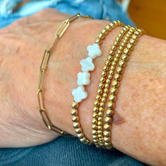 Handmade 14k gold filled stretch shell clover bracelet - Picture 5 of 9